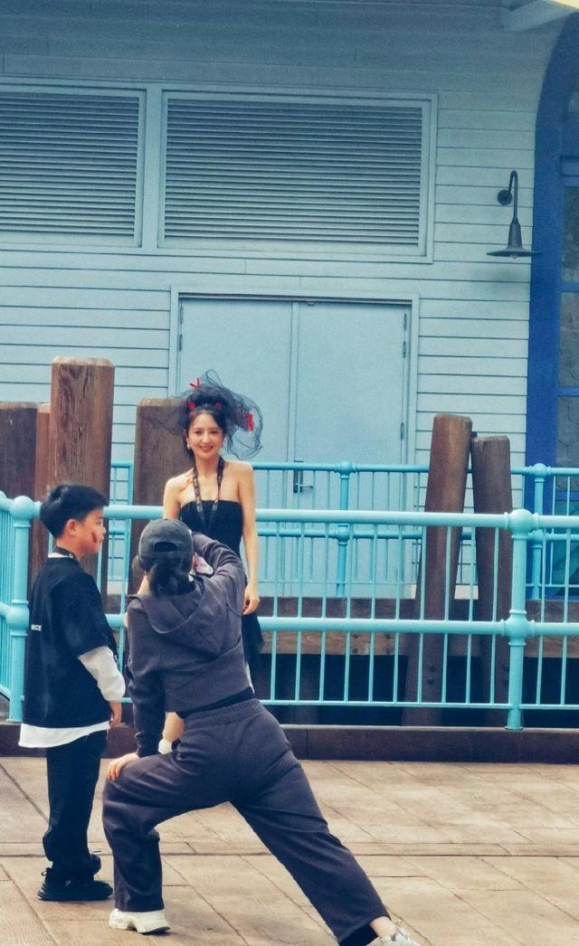 北京环球影城偶遇明星，佟丽娅露“副乳”太尴尬，46岁董璇脸垮了