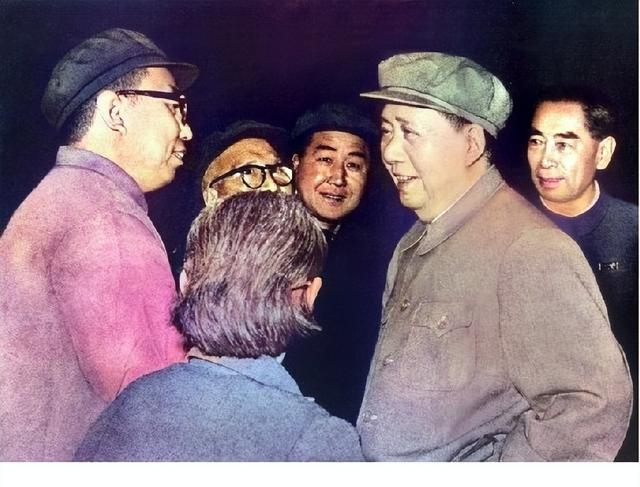 华国锋夫人韩芝俊有多美？1961年在长沙的全家福，30岁她端庄贤惠