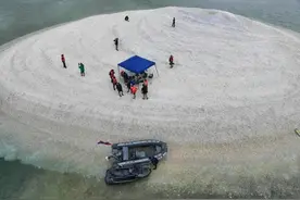 菲律宾再强闯仁爱礁，中国海警火力开全，两门水炮喷射菲船遭重创图片