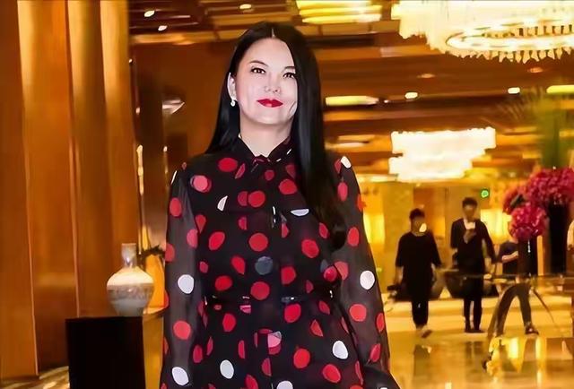 被禁止关注不到两天	，李湘被扒底朝天，远不止高调炫富那么简单