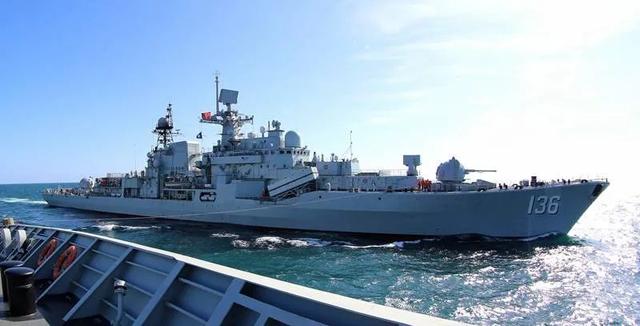 真开火了！日媒爆料：日本驱逐舰入侵中国领海，中国军舰连开两炮警告！