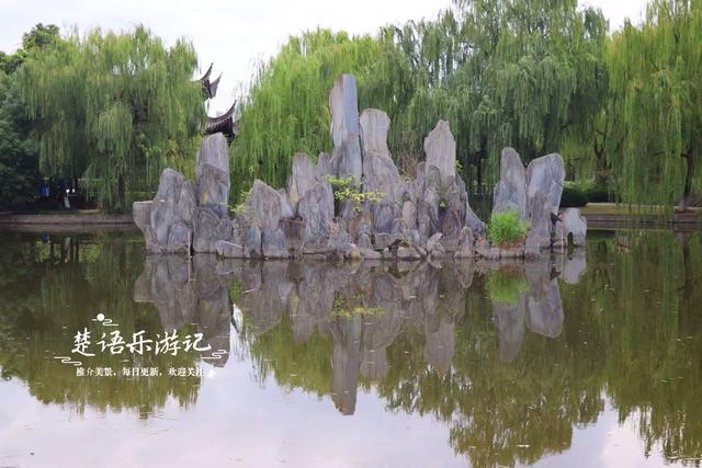 宁波北仑发现一个园林型风景，彩绘长廊与假山瀑布相映，景美如画