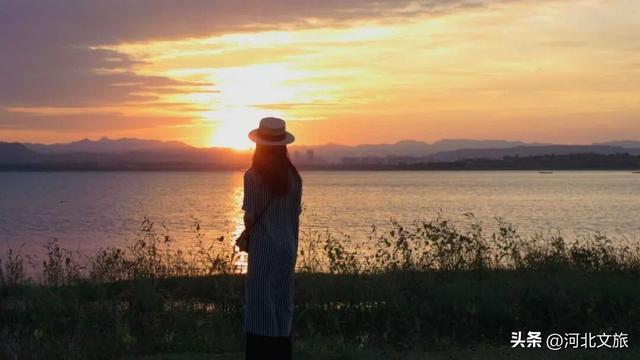 秋天的溢泉湖流光溢彩，将浪漫与温馨装满