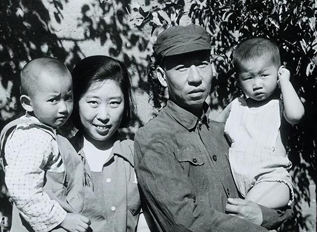 王光美有多漂亮？1940年，19岁的王光美在大学留影，气质不凡