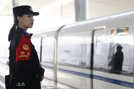 太原南站铁路民警守护旅客“南来北往”图片