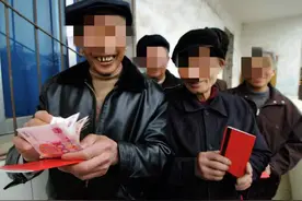 "70岁老人每月能领多少钱？交过公粮的他们终于等来好消息！"图片