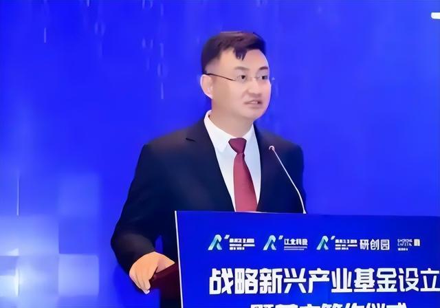 叛逃中国！年薪600万的华为高管，美国身份被扒后，更多猛料曝光