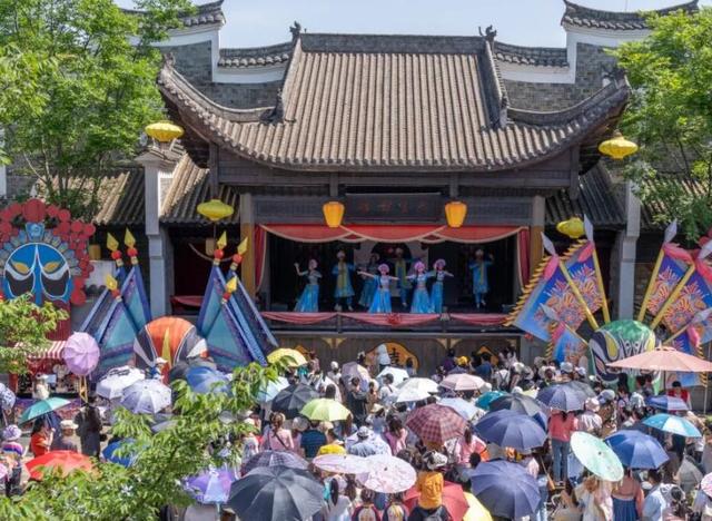 人山人海只看不买，年轻人报复性“白嫖”，景区赚不到钱了？