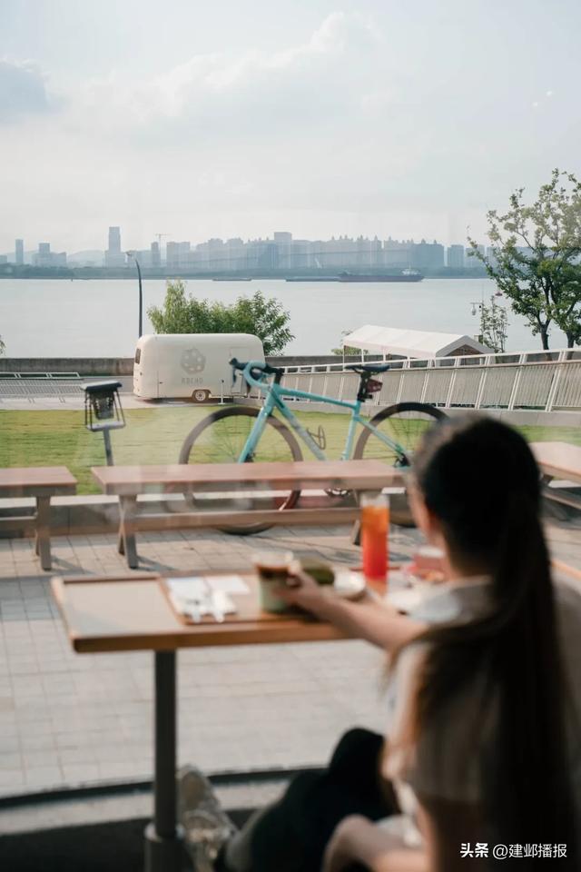 在建邺,“发呆”