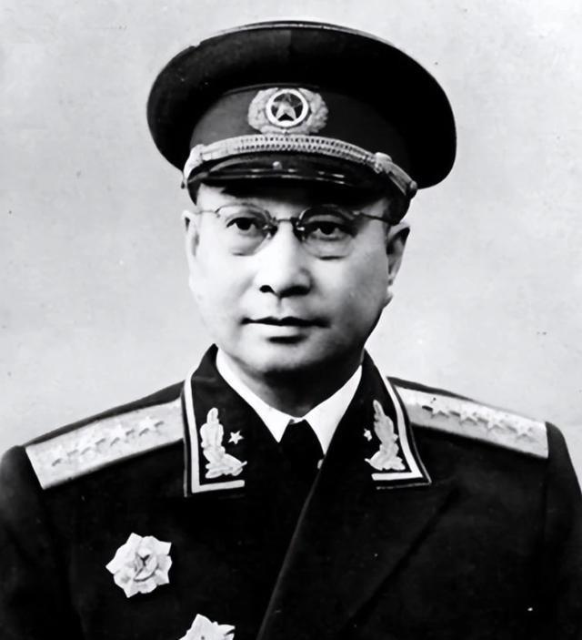 1950年，陈赓下令击毙副主席之子，毛主席得知后：让龙云处理