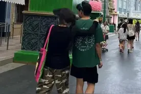 张柏芝孩子带外出游玩，二儿子身高超妈妈，一脸疲惫与路人合照图片