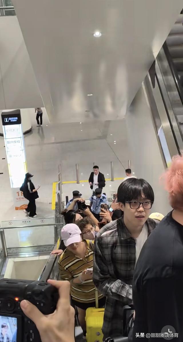 国乒落地北京，王楚钦被代拍吓到了，孙颖莎在工作人员带领下离开