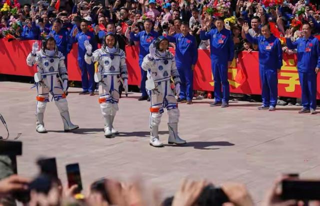 美军瞄准中国卫星，中方早留后手，特朗普贸然开第一枪，后果严重