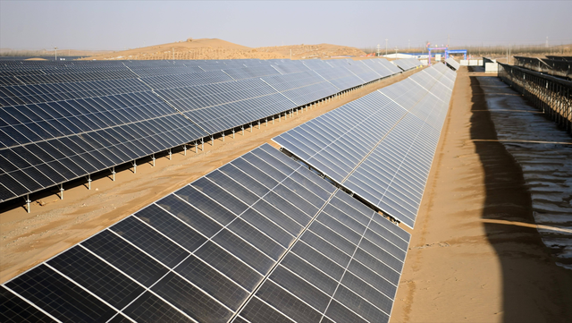 方圆200公里被黄沙覆盖，中国最大沙漠中，为何会有一座2万人小镇