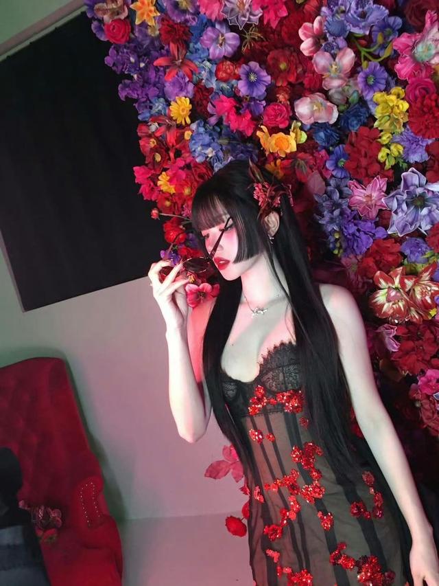 宋雨琦 内娱顶级身材，胸腰比太逆天，抹胸造型性感妖娆太火辣！