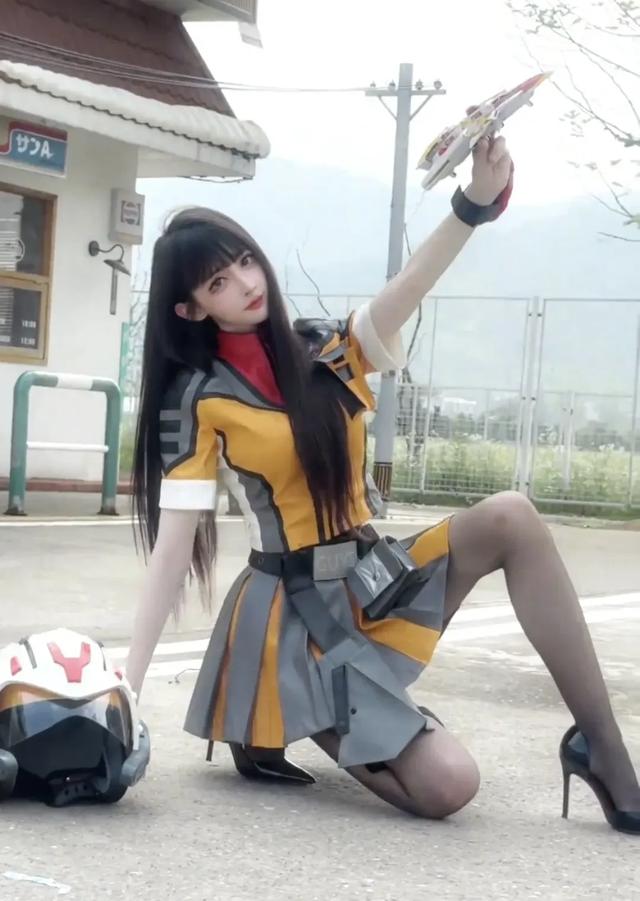 女网红cos奥特曼队员，黑丝高跟鞋大长腿美爆，孩子们相信光了