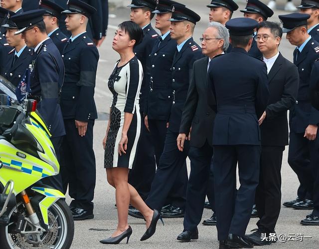衣服真的不能乱穿，香港牺牲消防员路祭	，民政专员因着装不当致歉