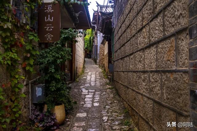 摩旅打卡束河古镇，一不小心进去遛了趟车，石板路况着实感人