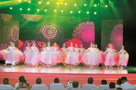 为教师节献上最美的舞——平定县冠山联校推送的舞蹈《一路生花》点亮舞台图片