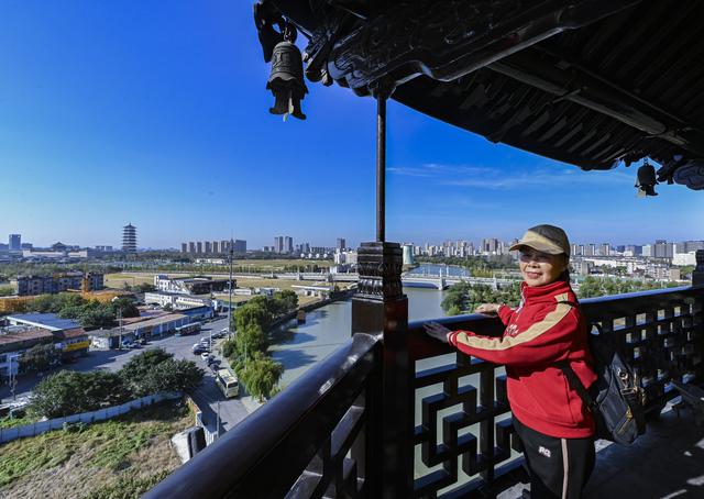 秋爽登文峰 塔下聚宾朋