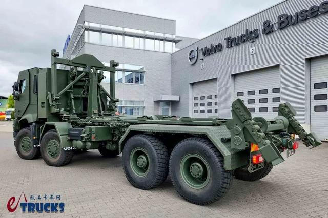 8×8驱动+防弹驾驶室，性能超强悍！实拍沃尔沃FMX军用越野重卡
