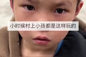 熊孩抓蛇放口袋带学校当宠物，被教育伤心流泪，网友：太大胆了！图片