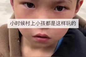 熊孩抓蛇放口袋带学校当宠物，被教育伤心流泪，网友：太大胆了！图片