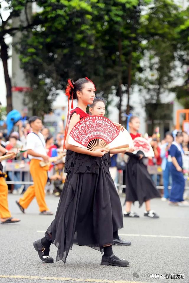 中缅胞波狂欢节刷屏了！牛车巡游、文化展演……瑞丽今天全城沸腾