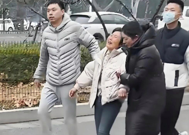 死刑！发小害死妻儿案宣判！家属拒注射死刑，文明不该给凶手体面