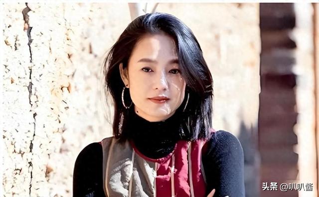挤走小三小四，完胜刘晓庆，被风流导演独宠20年，她到底啥手段？