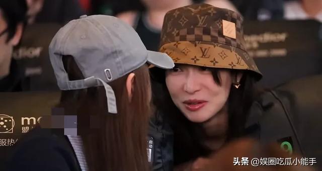 宋茜陈梦逛街被偶遇，两人聊的特别开心，陈梦笑的眼睛都成一条缝