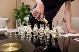 请客给人倒酒，几分满最好？老江湖：建议搞懂，免得丢面子图片