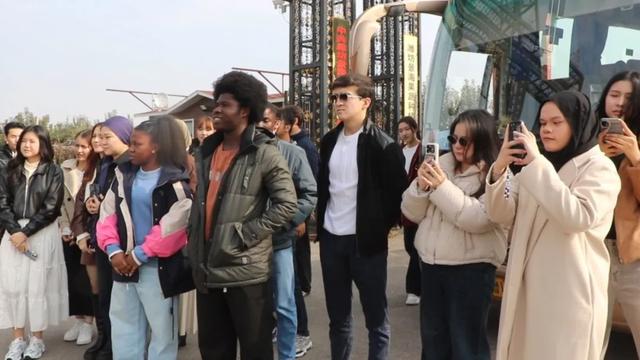 外国友人到滨海开启沉浸式文化体验之旅