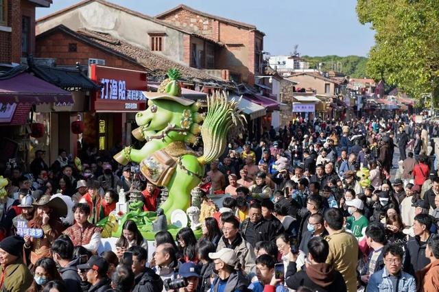 泉州古城马年生肖IP“地·玩玩”亮相西街！快来打卡“旺来”！