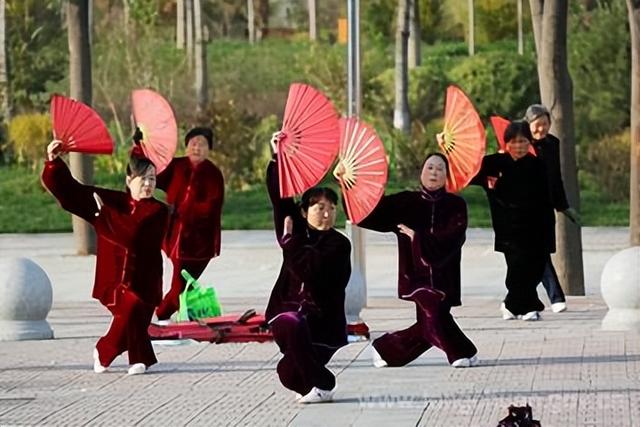 明日立冬不一般，无论多忙，记得：1要睡、2要晚、3要动、4要吃