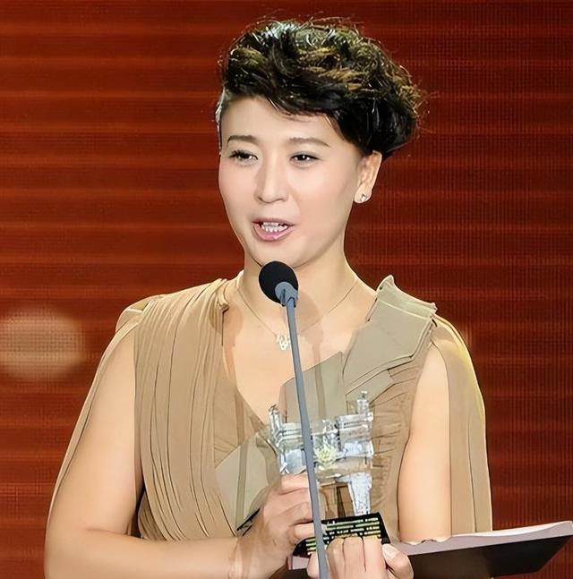 越扒越有	，被人民网点名后，闫学晶又被曝身份造假，成名史太精彩