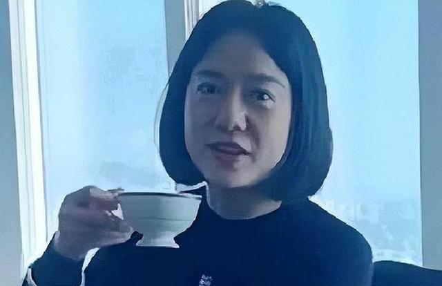 杨振宁逝后1个月,翁帆迁出别墅,带走34箱物件,那是她的全部财产