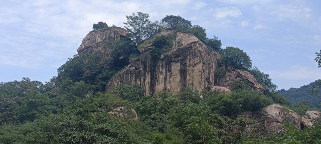 湖光山色，碧波微澜下的翠华山山崩奇观