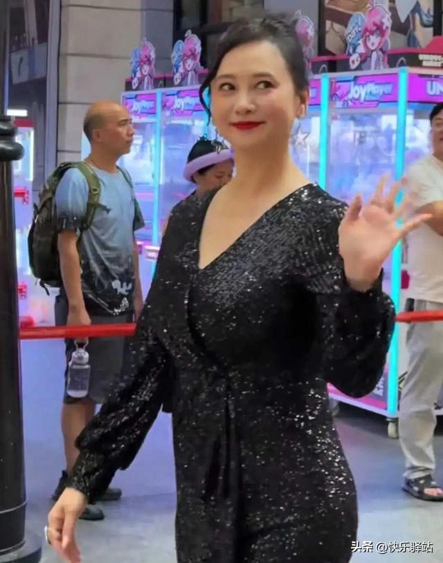 57岁翁虹景区跳舞“谋生”，穿紧身裙暴露真实身材，看着有150斤