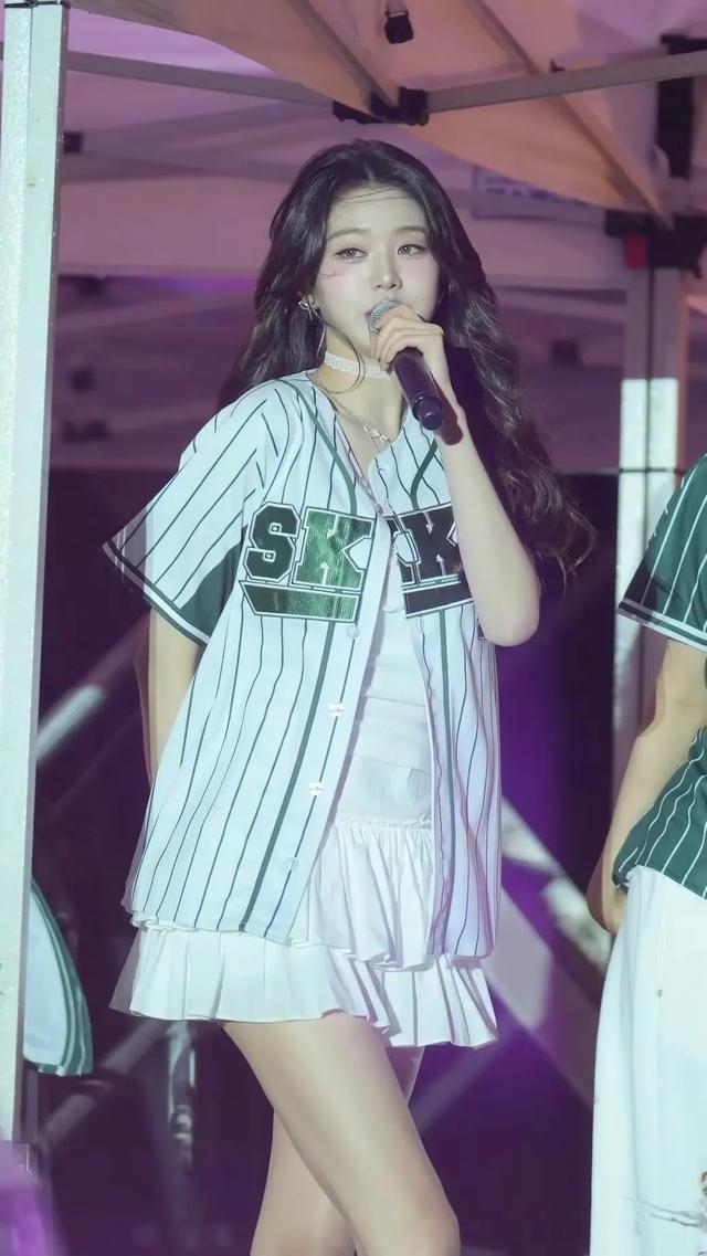 20岁的张元英这蕾丝肚兜和颈环越来越有人妻熟妇感了！还肥了不少