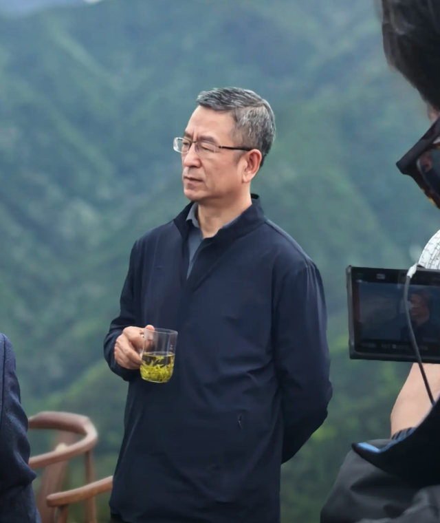 敬一丹没想到	，“最快女护士	”仅一句话就让老搭档白岩松口碑暴涨