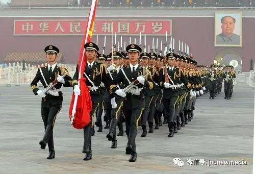 老外到北京看升国旗:穿越30年时空,重写《共和国的早晨》