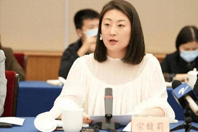 辞去董事长仅3个月	，宗馥莉官宣新身份，宗泽后和整个商界沉默了