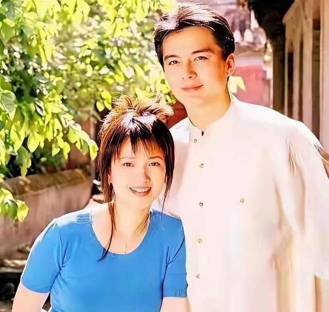 原来他是许亚军长子	，神似前妻何晴，如今名校毕业已成父亲的骄傲