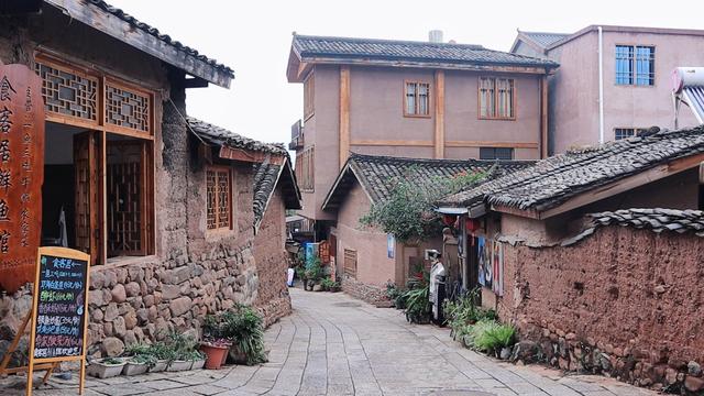 西昌明代古村，茶马古道上的驿站，大石板盖房子，家家都是大别墅
