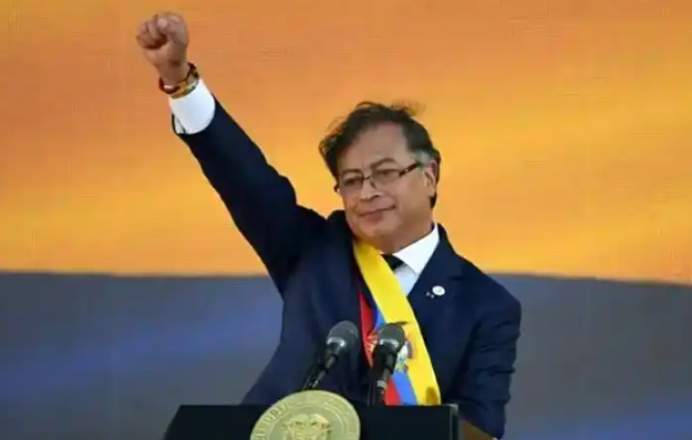 特朗普下令开战？大批航母编队已就位，部署400万民兵，中方表态