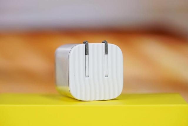 iPhone 17快充“绝配”！倍思同芯充Pro测评：45W满血充+同芯护机