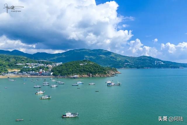 渔寮沙滩的水上项目太精彩，难怪烈日炎炎之下，游客仍然趋之若鹜