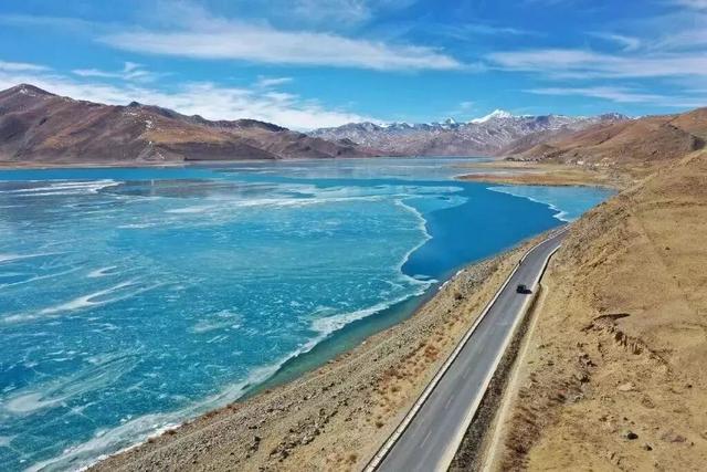 西藏冬日的冰湖仙境，堪比贝加尔湖！