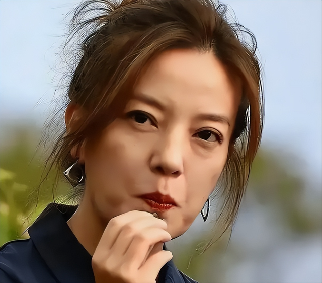 1590万资产被冻结！劣迹艺人赵薇走投无路，将15岁女儿当救命稻草